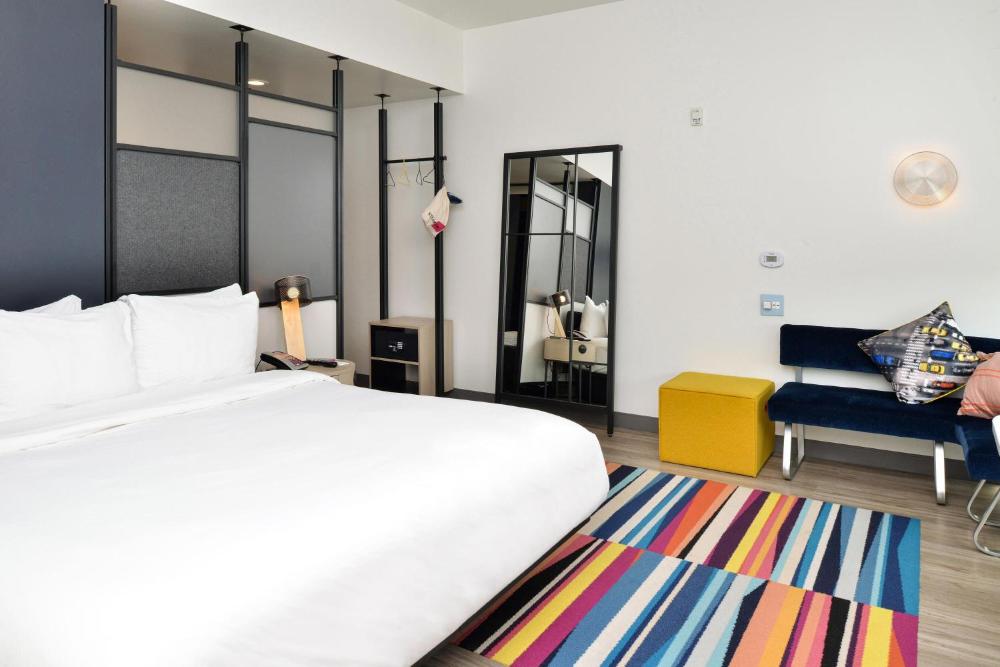 Savvy, Larger Guest room, 1 King interior